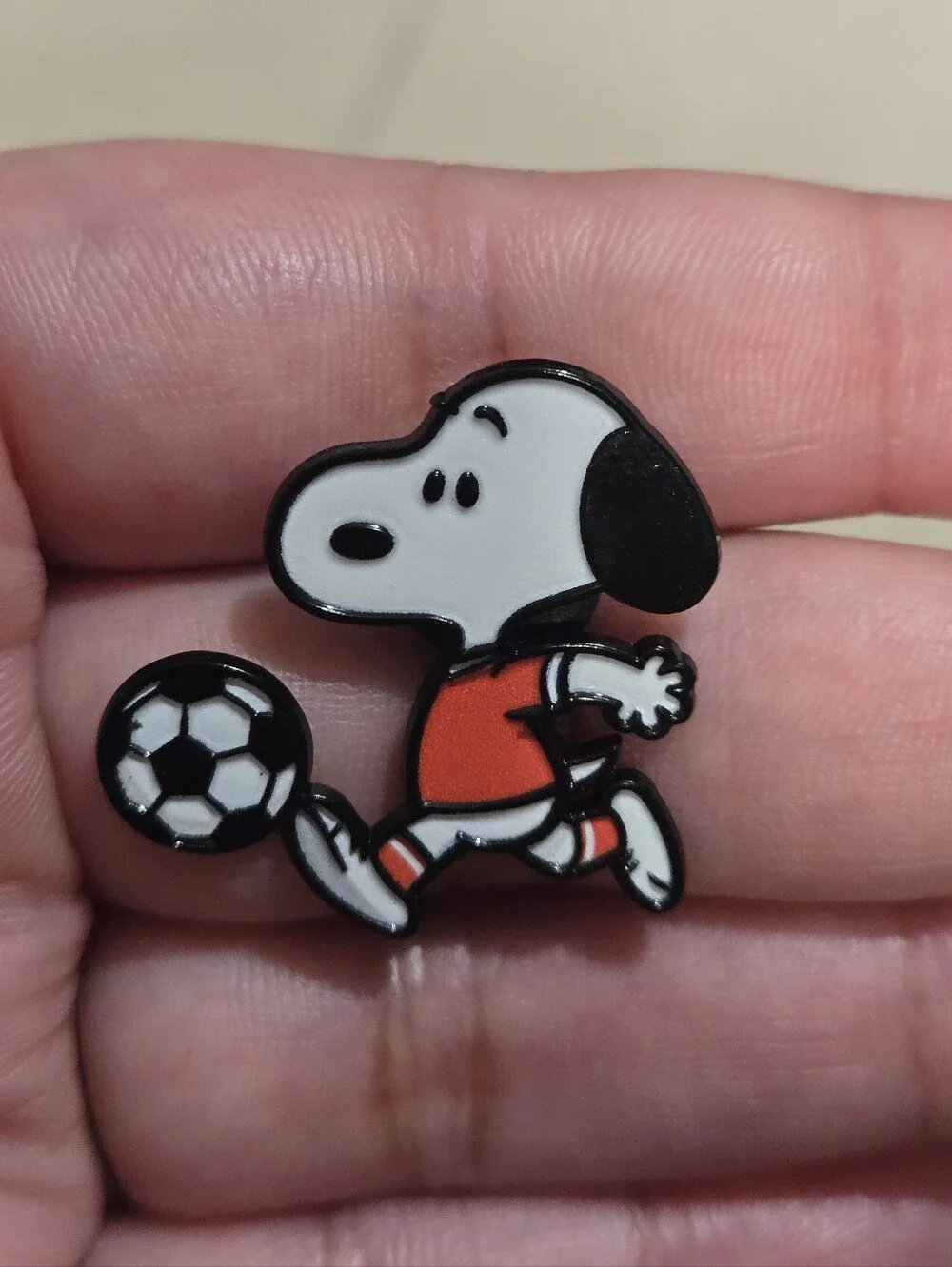 Peanuts: Snoopy Soccer Enamel Pin - Red Jersey